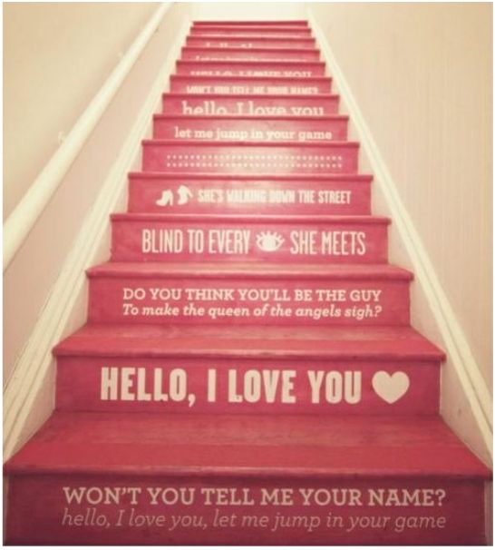 napis na schodach